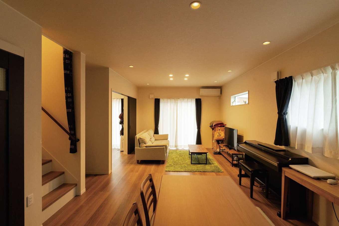 臼幸産業【デザイン住宅、子育て、間取り】14.8畳のLDKは、テクノストラクチャーならではの大空間。天井の照明は細かく色味の変更が可能