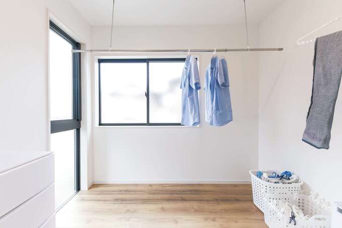 室内物干しスペースは、洗面所とキッチンに隣接。家事動線も便利