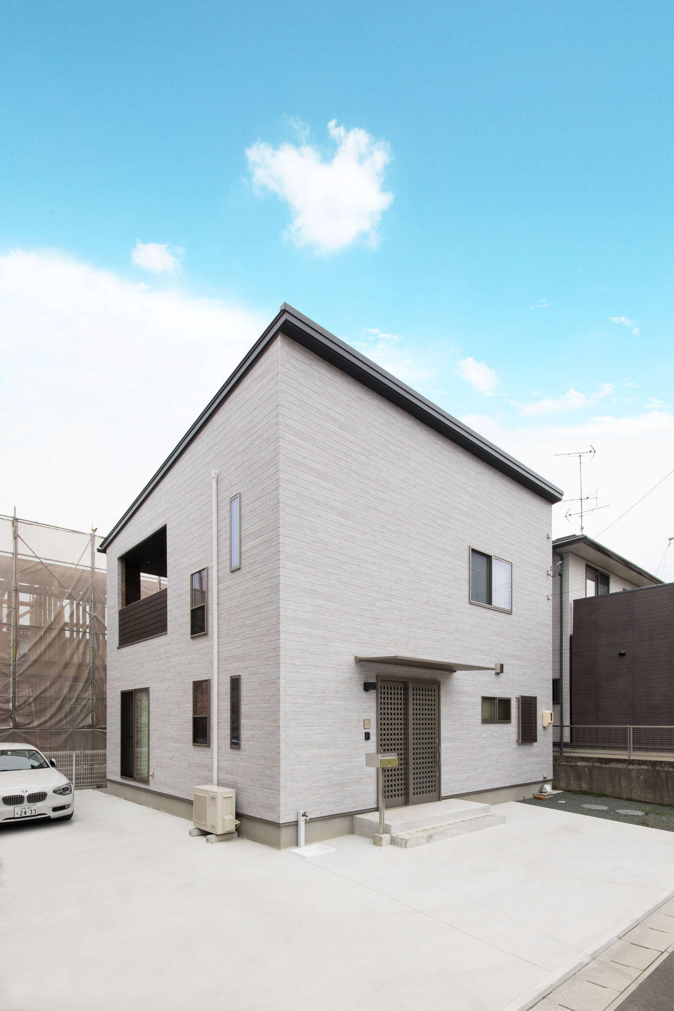 瀧口建設【デザイン住宅、子育て、和風】木目をイメージさせるサイディングを使い、片流れの屋根を持つシャープな躯体を包んだ外観はシンプルモダン。家の中に広がる、あたたかな和の空間とのギャップが面白い