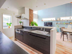 明るくて開放的なLDK。キッチンは連続するリビングとダイニングとワークスペースを見守るような配置に