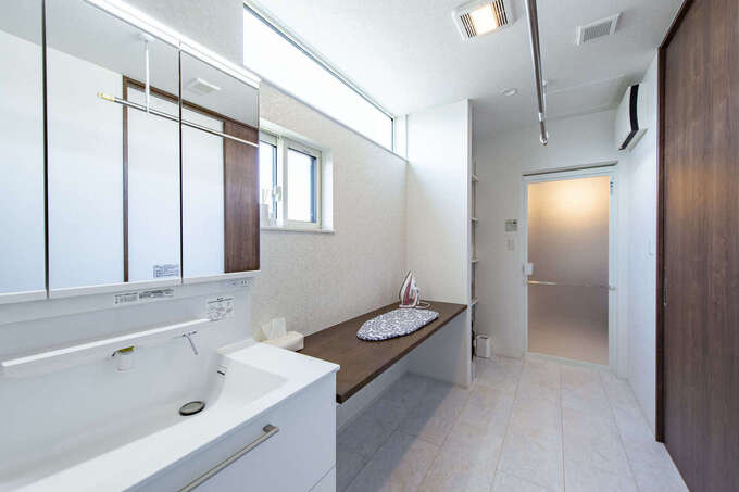 ランドリールームとは別に設けた4畳の洗面室