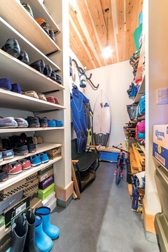 玄関から続く収納にはサーフボードやキャンプグッズを収納。土間なので多少の濡れや汚れもへっちゃら