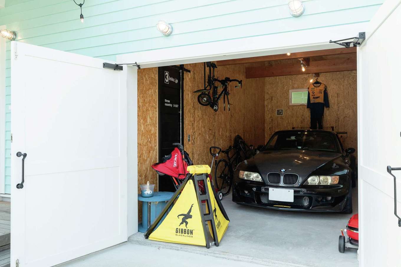 富士ホームズデザイン【輸入住宅、趣味、ガレージ】ガレージ入口には同社施工例で気に入った観音開きの扉を採用。外観のアクセントにもなっている