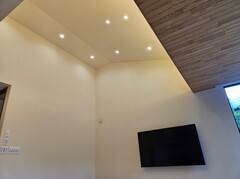 天井に埋め込まれたライティングが印象的なリビング。高い天井が広々とした空間を作り出し、居心地が良い。