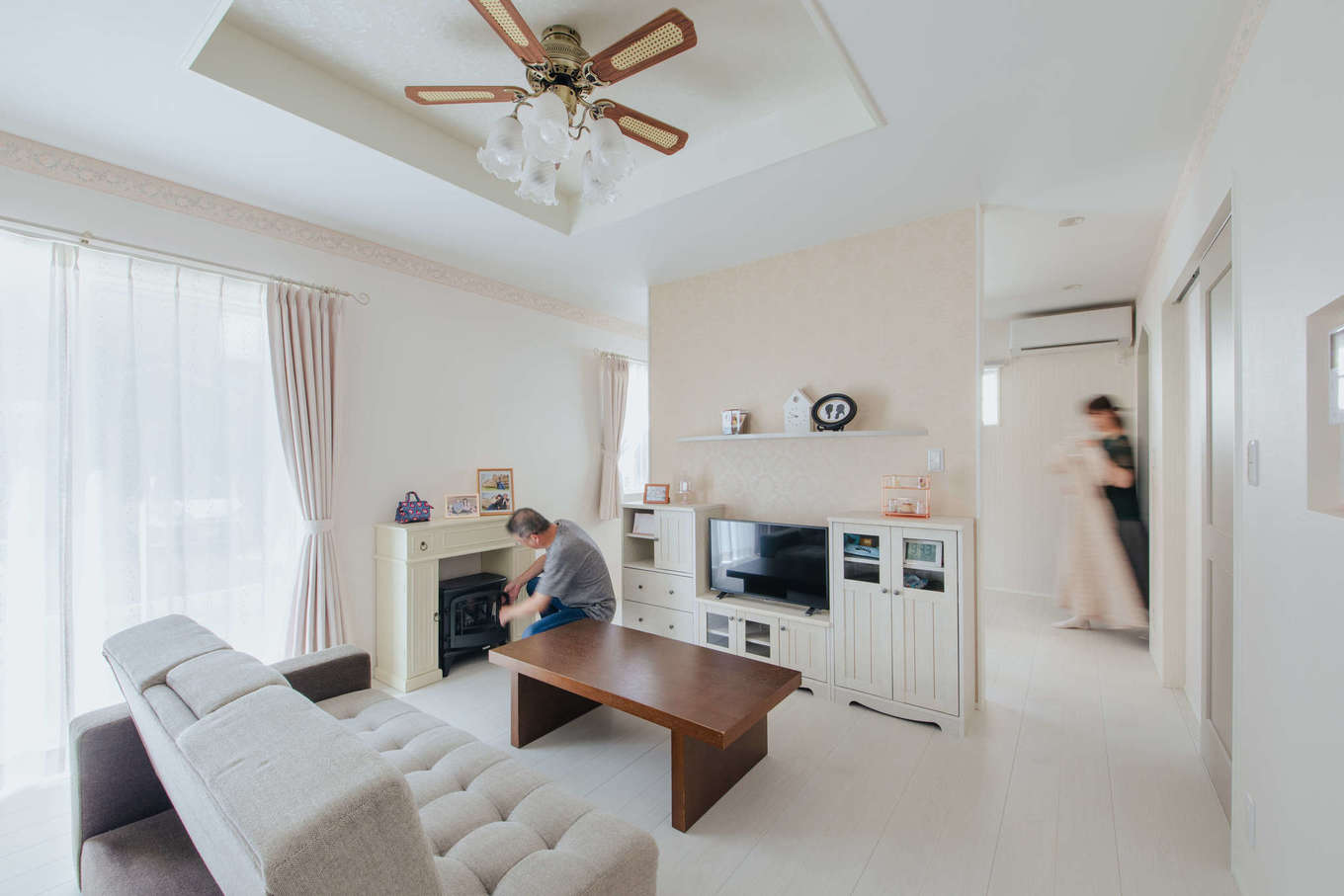 エフエフ住宅【1000万円台、夫婦で暮らす、平屋】空間をできるだけ広く感じさせるために、リビングと主寝室の仕切り壁は両サイドをオープンにして圧迫感を排除。いっそう明るさも増し、移動しやすい間取りとなった