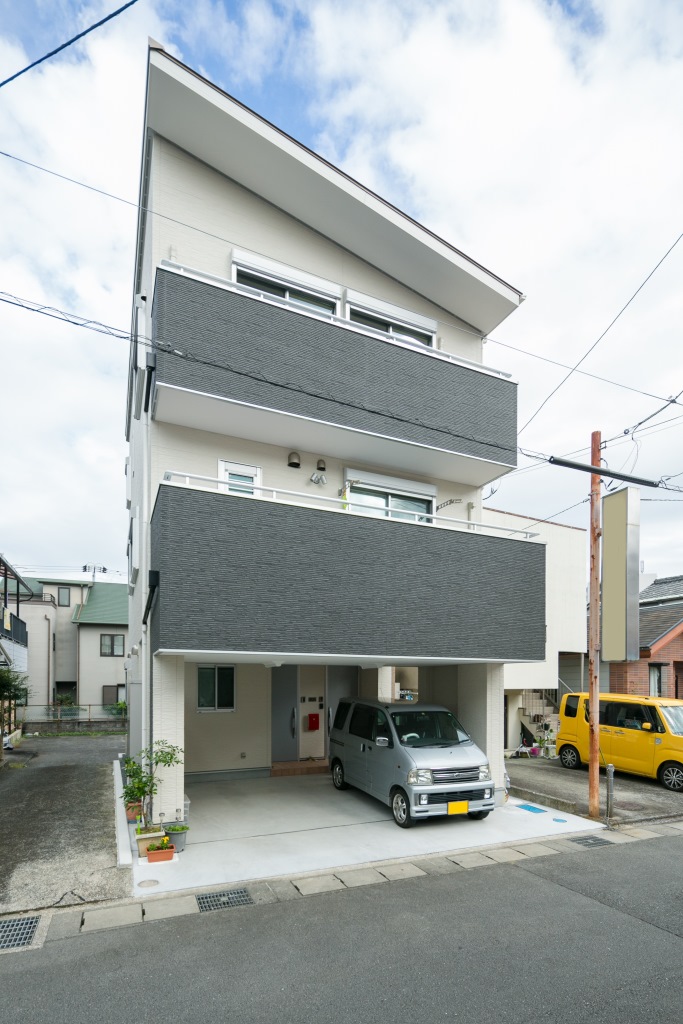 建築システム（狭小住宅専門店）【二世帯住宅、狭小住宅、ガレージ】２２坪の狭小地に夢の詰まった二世帯住宅。狭小の匠技の見せ所満載。ビルトイン式ガレージで雨の日も車の乗り降りに傘いらず。狭小地にも車２台の駐車スペースを確保
