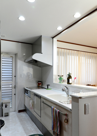 ホワイトを基調としたキッチンは床も大理石調の柄でまとめ、広さと明るさを感じることができる