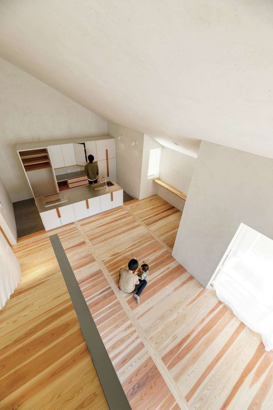 建杜 KENT（大栄工業）【デザイン住宅、二世帯住宅、建築家】部屋を隔てるものがなく、大空間が広がる子世帯のLDK。キッチンは昇降式換気扇を内蔵したオーダーキッチンを選び、レンジフードもなくすっきりとした印象に。主寝室、子ども部屋、スタディスペースのある2階へはLDKに設けた階段から