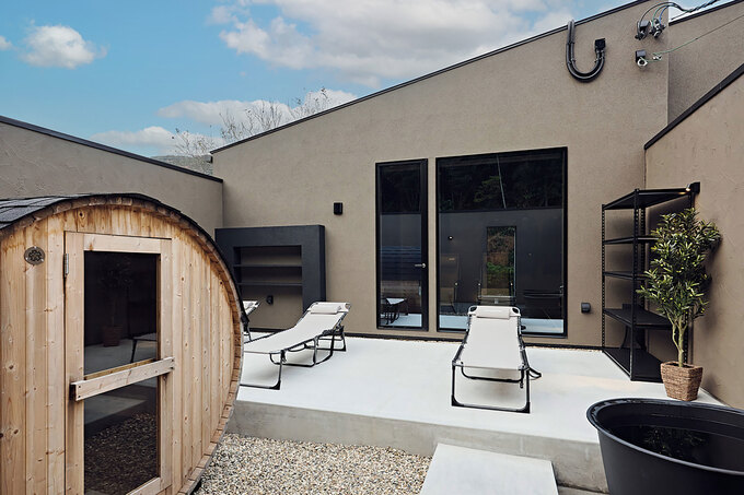 平屋建築ブルーハウス 上質な空間と2つのサウナが心を潤すリゾートな平屋 画像5