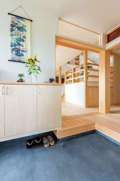 どこかなつかしさが漂う土間空間。和室の欄間は2つ前の家で使われ、倉庫に眠っていたものを再利用