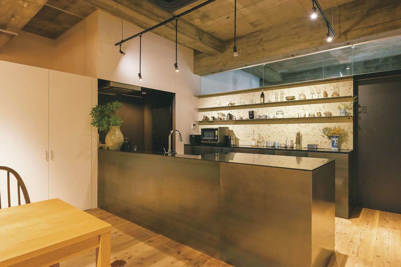 建杜 KENT（大栄工業）｜旧ビルの倉庫に眠っていたキッチンにスチールを組み合わせ、BARのような雰囲気に