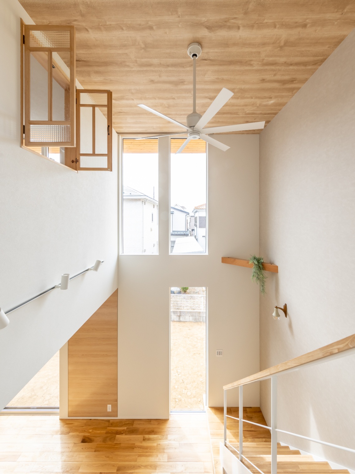 ハルクホーム｜明るい光が差し込むスキップフロアの空間。上下階の視界がつながり、開放感とともに家族の気配を感じられるデザイン。インテリアに温かみのある木材を使用。