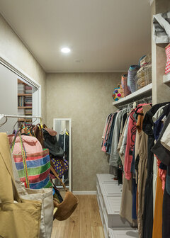 ファッションセンスも抜群のご夫婦。大好きな洋服は大容量のウォークインクローゼットで見やすく収納