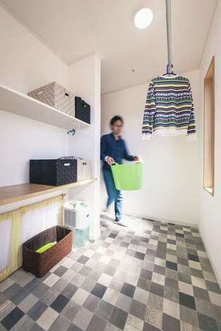 洗面・脱衣スペースに繋がるランドリーは、室内干しがたっぷりできる家事ラク空間。デッキにすぐ出られるので、晴れた日の休日には外干しもラクにできる