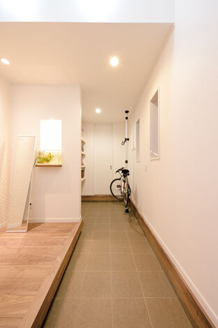 奥さまが趣味の自転車を手入れしやすいよう、広くとった吹き抜けの土間ホール