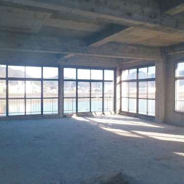 ３階の店舗部分。狩野川を一望するはめ込み式の窓ガラスは枠のアイアンを造作して実現