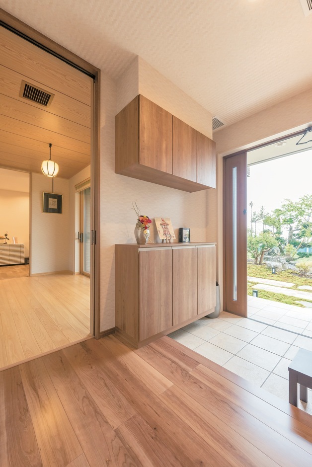 親世帯の玄関。左手が共有スペースの渡り廊下となっている