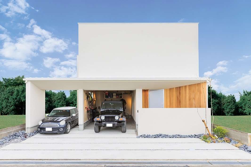 ARRCH アーチ【デザイン住宅、建築家、ガレージ】限られた敷地を有効活用するため、建築家のアイデアを盛り込んだ海外リゾートのような住まいを設計。プライバシーを守る外観と、３台分の駐車スペースが嬉しい