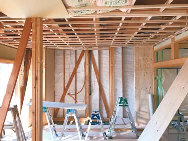 ほとんど使われていなかった和室の続き間。奥には大きな納戸があり、母の婚礼ダンスが並んでいた。収納量は多いが使い勝手が悪かった。