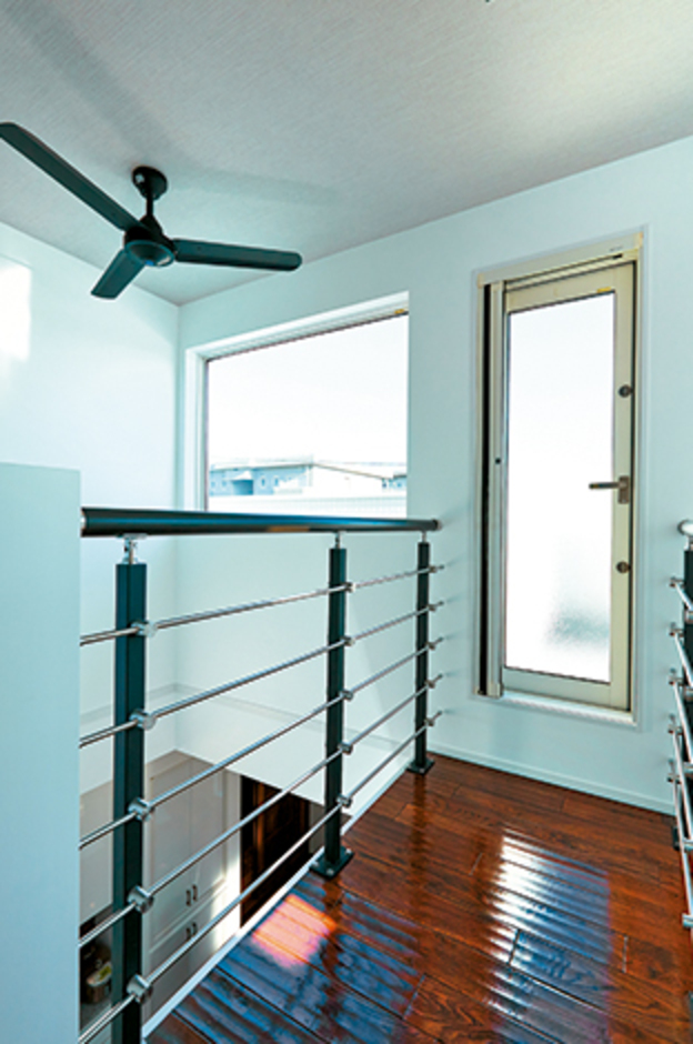 2つの吹き抜けの間にある「吊り橋」を通ってバルコニーへ