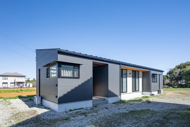 トキワハウス デザイン アンド ビルド（常盤工業）｜モダンなデザインの平屋の外観で、シンプルかつスタイリッシュな魅力がある。広い敷地に建つ姿が印象的で、鋭角のラインが特徴的