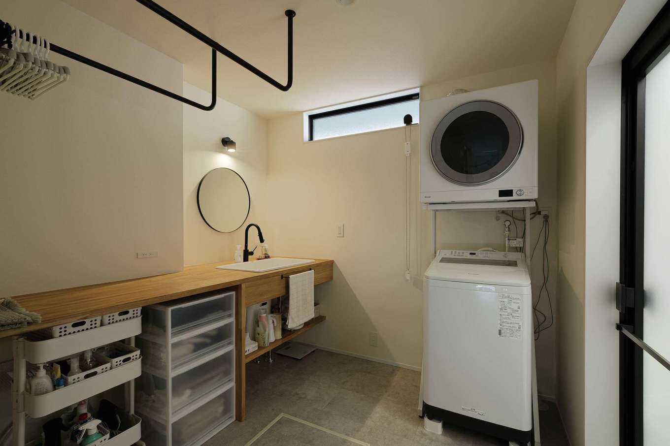 住家 JYUKA【デザイン住宅、間取り、インテリア】洗濯完結の脱衣・洗面・ランドリースペース。造作カウンターは奥さまに合わせた高さに