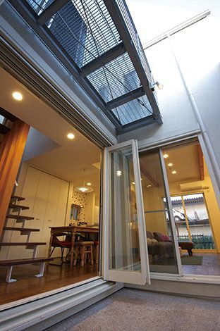 バーベキューができる場所を、ということで実現した中庭。斜め格子をつけて、プライバシーも考慮