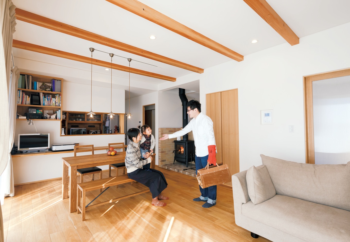 神谷綜合建設 カミヤの家【自然素材、間取り、インテリア】ご夫妻のお気に入りのカフェに倣って床に幅広のナラ材を用いたLDK。壁にはドイツ製漆喰をローラーでフラットに塗り、 家具や照明にもこだわった