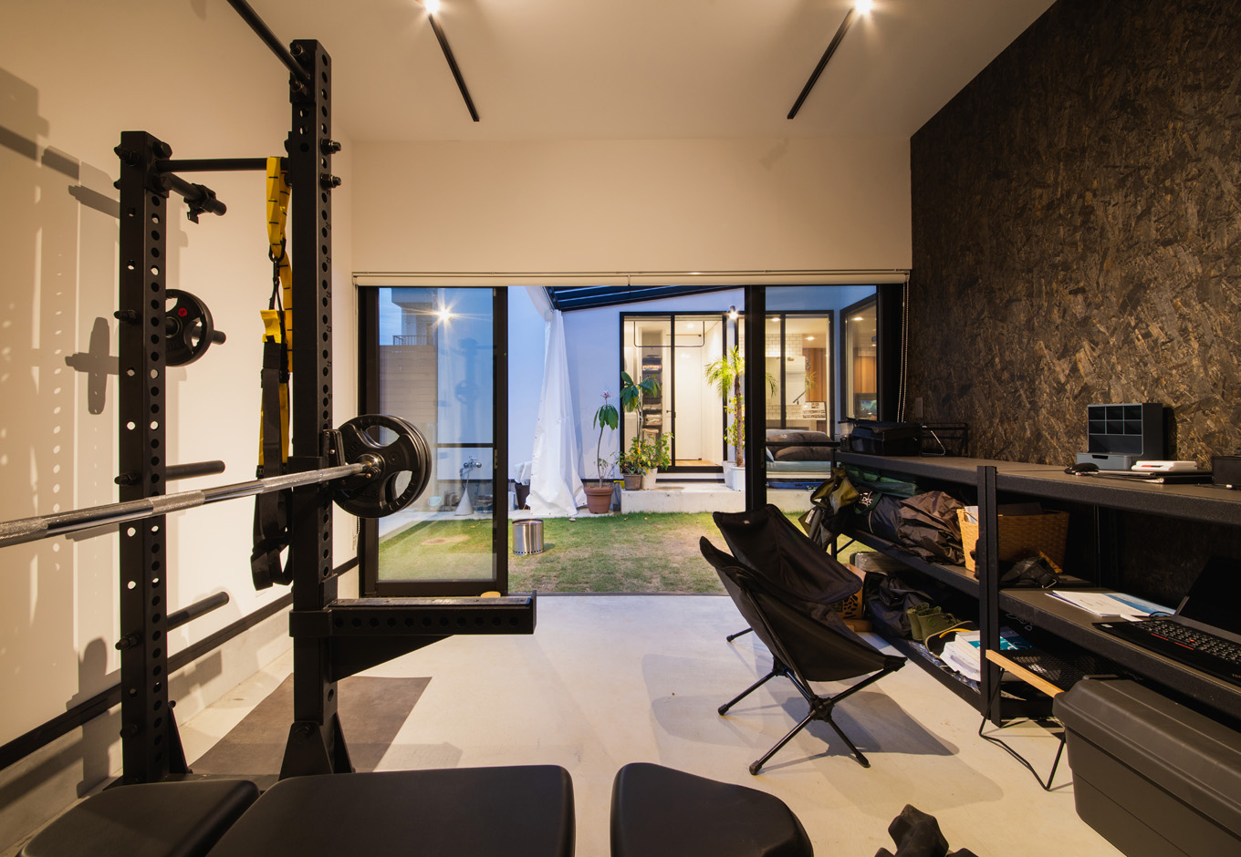 ハウスコネクト【デザイン住宅、収納力、建築家】サーフィンを趣味に持ち、仕事柄トレーニングが欠かせないご主人のトレーニングルーム兼仕事場。居住空間とは中庭を介して繋がるのみで、玄関も別にしてある
