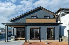 深い軒が夏と冬の日射量を調節する