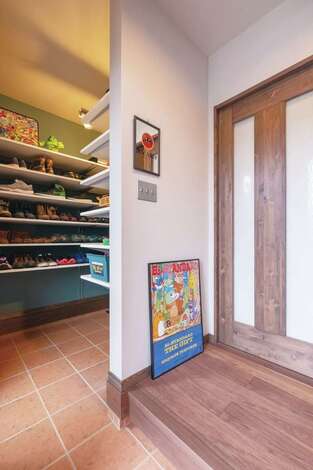 玄関は3畳のシューズクロークを備える