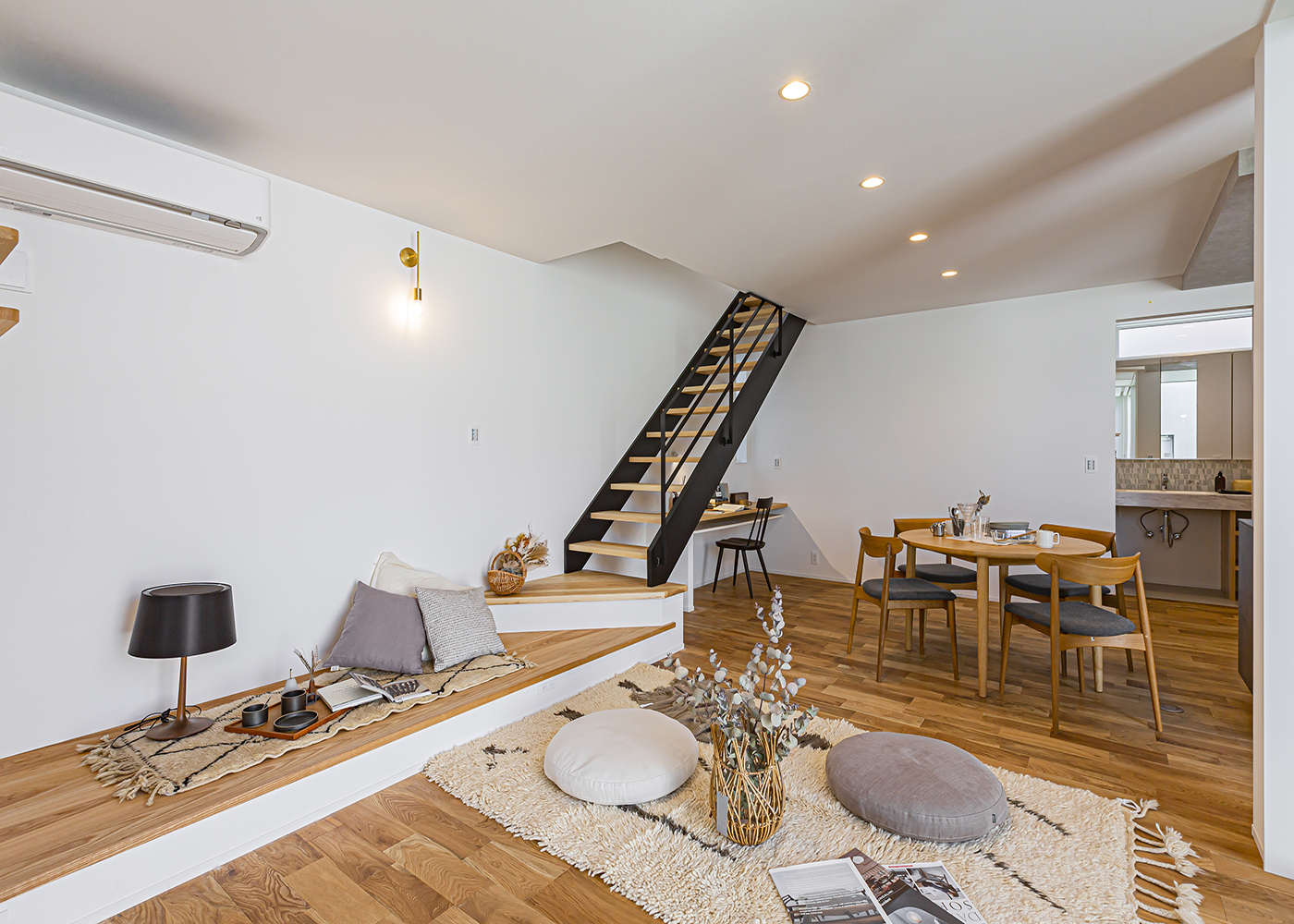 ARRCH アーチ【デザイン住宅、間取り、建築家】階段の位置、ソファーを置かない生活、中庭との繋がり方を意識して、階段の一段目をベンチにした。子どもが腰かけながら本を読んだり、ゲームをしたりする姿をキッチンからも見守れる