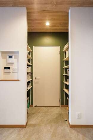 キッチンのすぐ近くに大容量のパントリーを設けた。片面だけでなく、両サイドの棚にたっぷり収納できるので、非常食やストック材料まで余裕でしまうことができる。リビングから見えない場所につくったので、生活感が出る心配もない