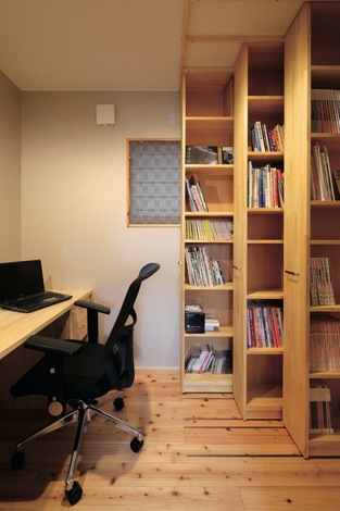 ご主人が使う書斎には、造作の可動式本棚が。増えがちな仕事関係の本もコンパクトに収納できる