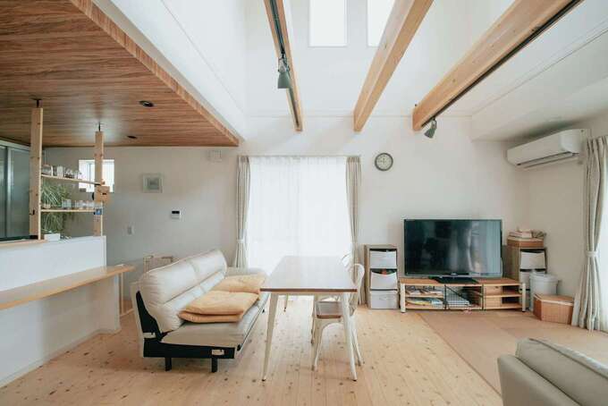 子育て安心住宅 Design Craft Office｜吹き抜けのリビングダイニング。フィトンチッドがもたらす浄化作用を期待して、床や梁にはヒノキの無垢材を用いた