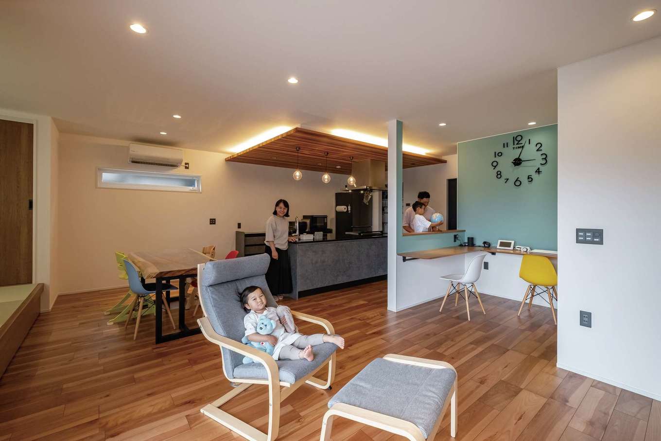 臼幸産業【デザイン住宅、省エネ、間取り】25畳のLDK。くつろぐ場所、ワークスペースがバランスよく配置されている。アイランドキッチンから全体を見渡すことができる