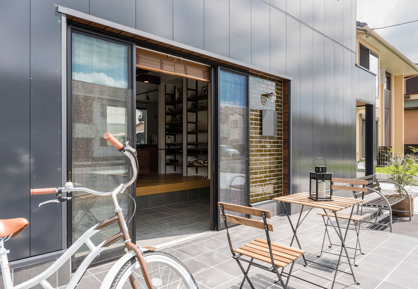 SEIEN ARCHITECT【趣味、建築家、インテリア】リビングのサッシを開ければテラスと連続した空間に
