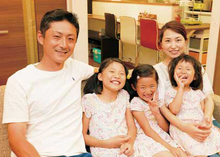笑顔が素敵な夫妻と元気いっぱいの仲良し3姉妹。『アリアンス』の代名詞でもあるスケールの大きな吹抜け空間と世界基準の断熱材「アイシネン」に惹かれて、家づくりのパートナーに選んだ。