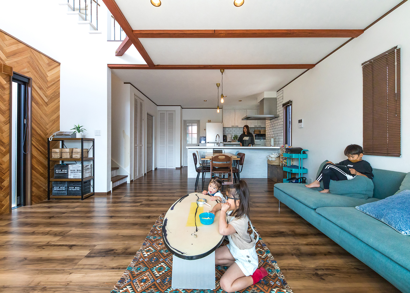 東海ハウス【1000万円台、屋上バルコニー、間取り】白と木目を基調にブルーのインテリアが差し色。天井には木目梁をあしらった。柱のない大空間はテクノストラクチャー工法だからこそ