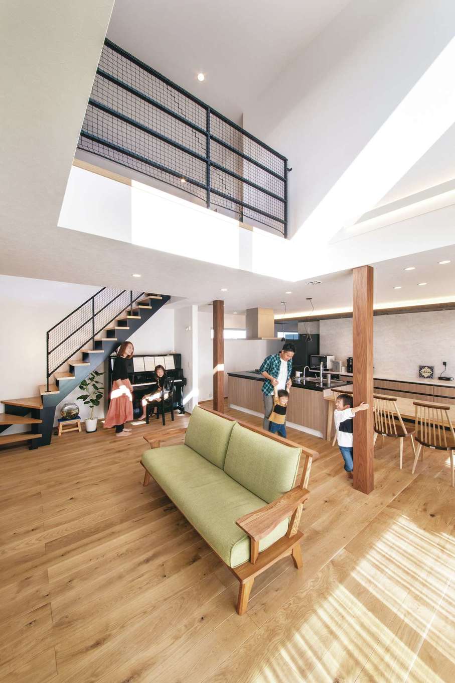 コットンハウス【子育て、二世帯住宅、省エネ】28.3畳のLDK。これほどの大空間でも、外断熱＋内断熱のハイブリッド断熱、床下暖房「スラブサーモ」、さらに標準仕様の樹脂サッシにより、家中の温度差がなく年中快適。子どもたちは真冬でも素足で無垢の床の上を走り回っている