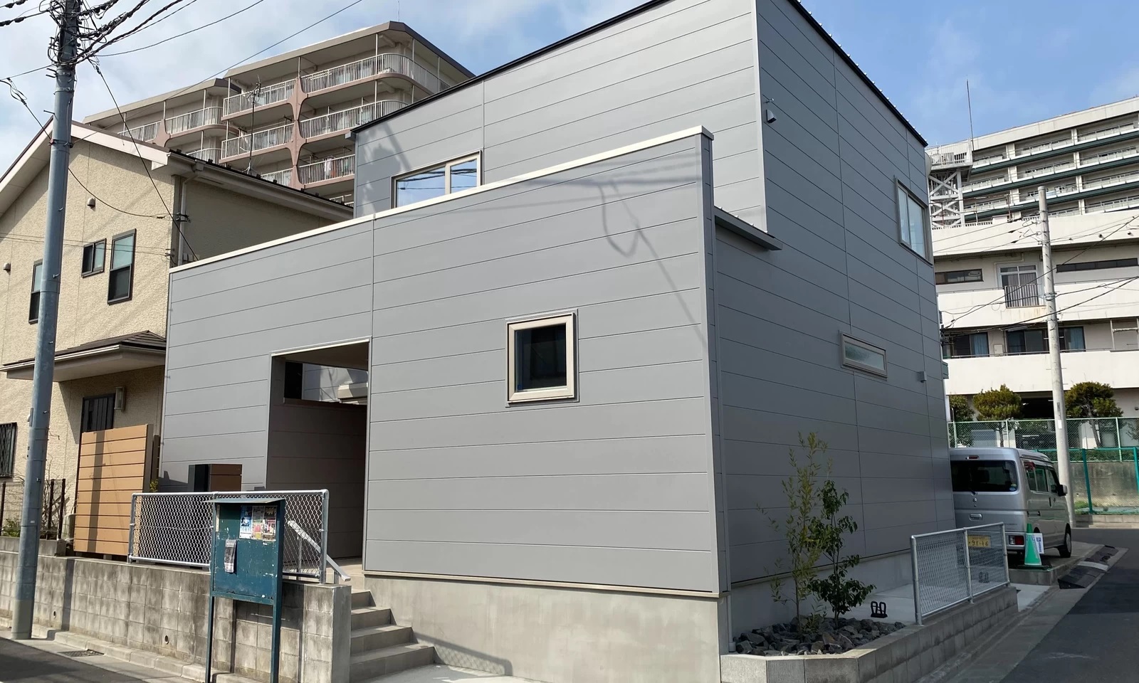 オネストアーク｜モダンなデザインの外観が印象的な住宅。スッキリとした形状が都会的な雰囲気を演出し、隣接する建物との調和も考慮された設計が光る。