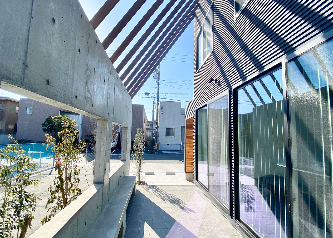 ぽっくハウス豊橋店（東海ハウス豊橋）【デザイン住宅、趣味、スキップフロア】コンクリートの壁にベンチを造作してくつろげる場に。窓を開ければ、内と外ががひとつにつながる