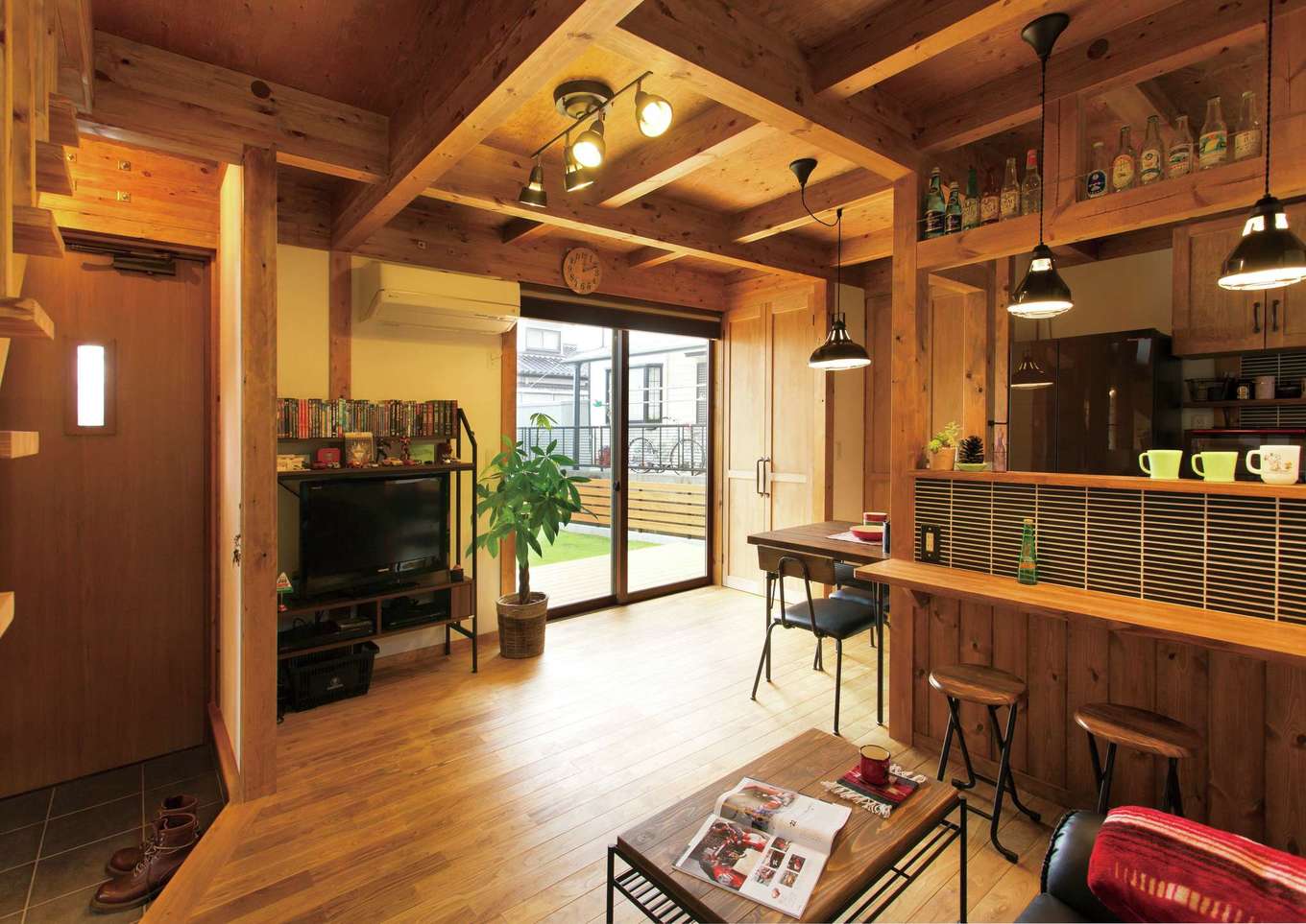 サイエンスホーム【デザイン住宅、ペット、ガレージ】庭と室内の一体感が心地いい真壁づくりのLDK。自分の好きなモノだけに囲まれて、毎日ワクワクしながら暮らしているそう