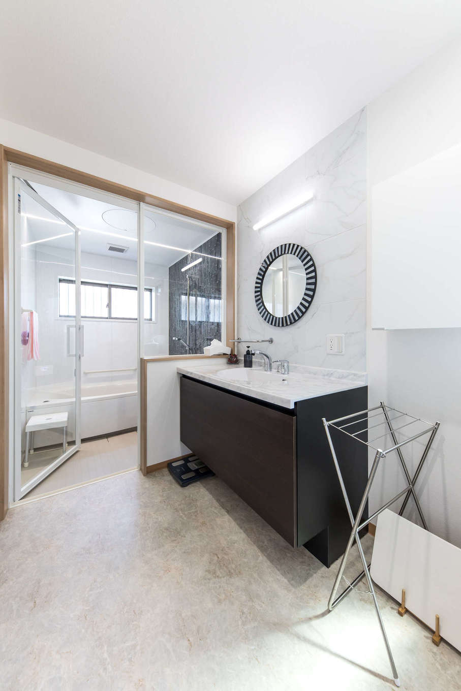 建築システム（狭小住宅専門店）【1000万円台、自然素材、平屋】洗面台はホテルのサニタリールームのようなモダンな印象。浴室は透明のドアと壁にして閉塞感をなくした