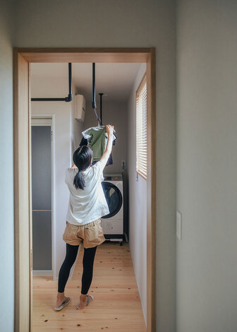 ランドリースペースには、アイアンのランドリーパイプでスタイリッシュな印象に