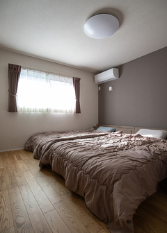 チャコールグレーで統一した主寝室