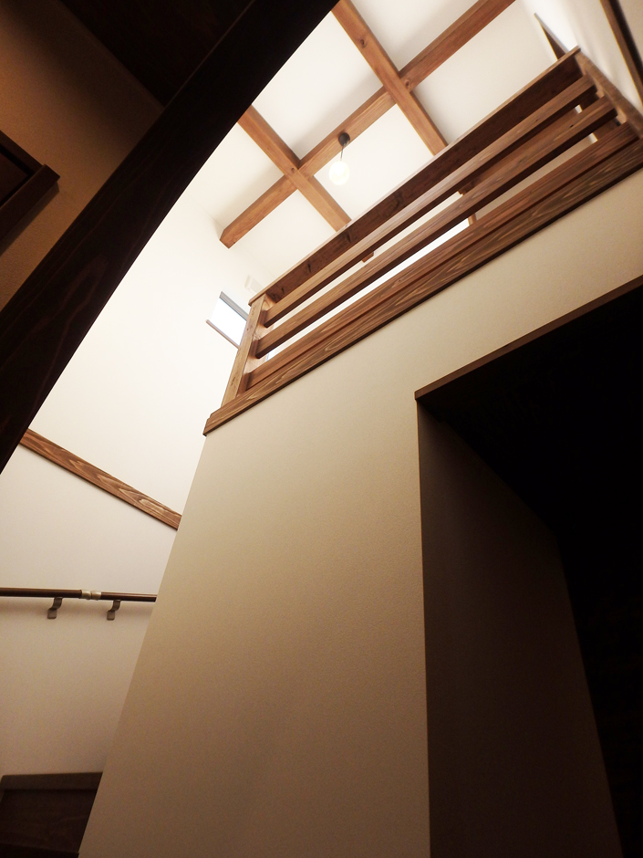 TDホーム静岡西 ウエストンホームズ【和風、自然素材、間取り】吹き抜けの解放的な階段。家族の息づかいも感られる