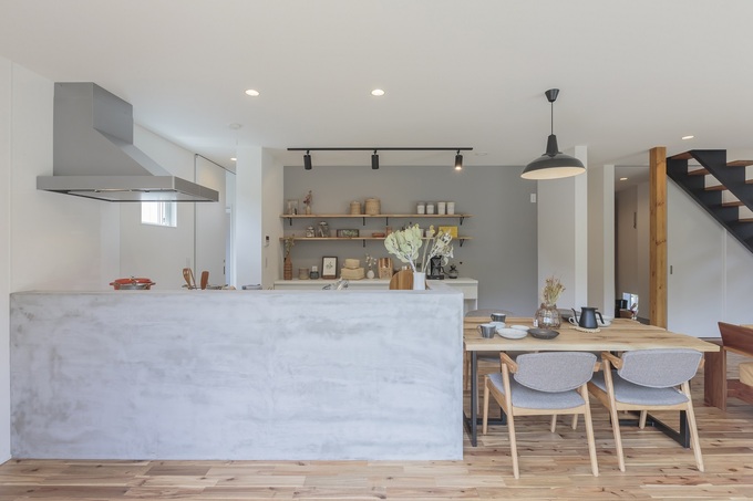 腰壁をモルタルで仕上げたオシャレなキッチンスペース。キッチンに立つと室内全体と庭が見渡せて、いつもお子さまの様子を見守っていられるから安心