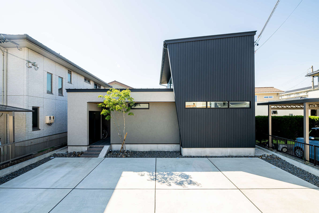 アーキテックス【デザイン住宅、趣味、間取り】ガルバリウム鋼板と塗り壁が融合したスタイリッシュな外観デザイン。通りに面した東側には窓をほとんど作らず、中庭と吹抜けから光を取り込む