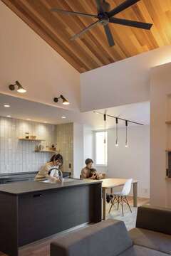 家具の色をグレーに統一したことでシックな空間に。天井に張ったレッドシダーがぬくもりを演出